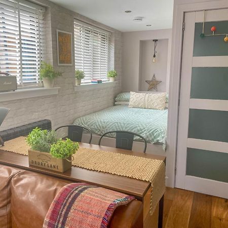 Stylish, Central Studio With Kitchen & Large Deck フォート・ウィリアム エクステリア 写真