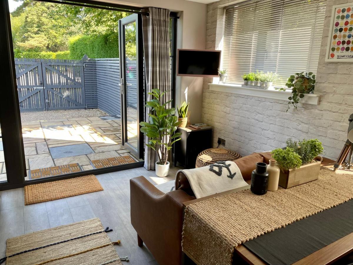 Stylish, Central Studio With Kitchen & Large Deck フォート・ウィリアム エクステリア 写真