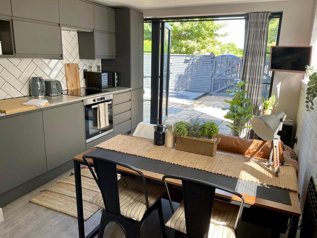 Stylish, Central Studio With Kitchen & Large Deck フォート・ウィリアム エクステリア 写真