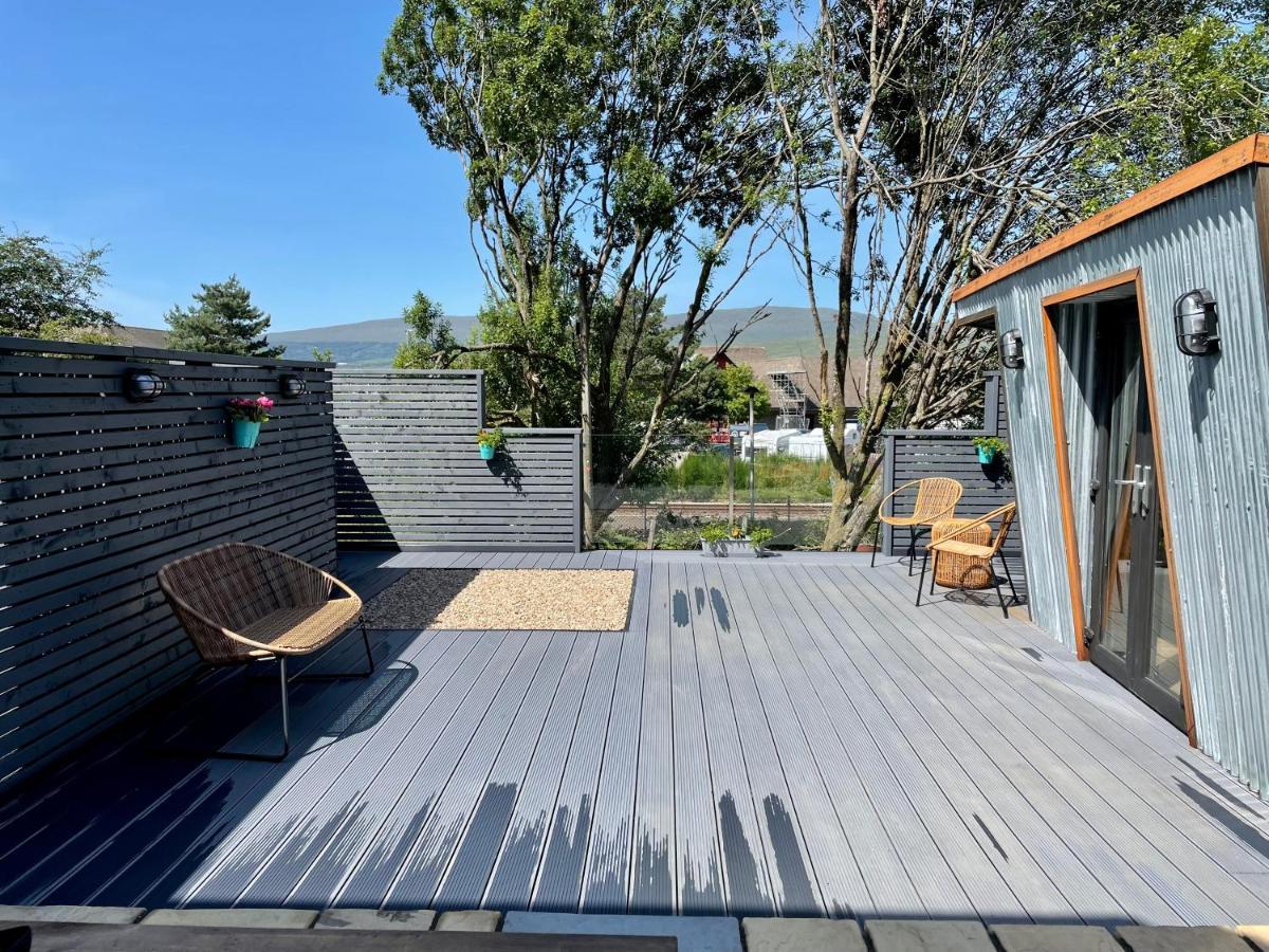Stylish, Central Studio With Kitchen & Large Deck フォート・ウィリアム エクステリア 写真