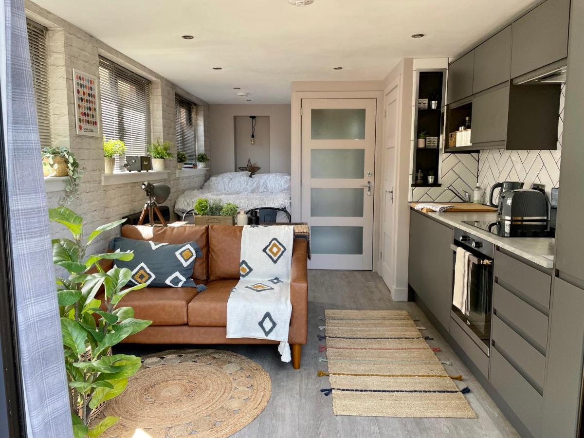 Stylish, Central Studio With Kitchen & Large Deck フォート・ウィリアム エクステリア 写真