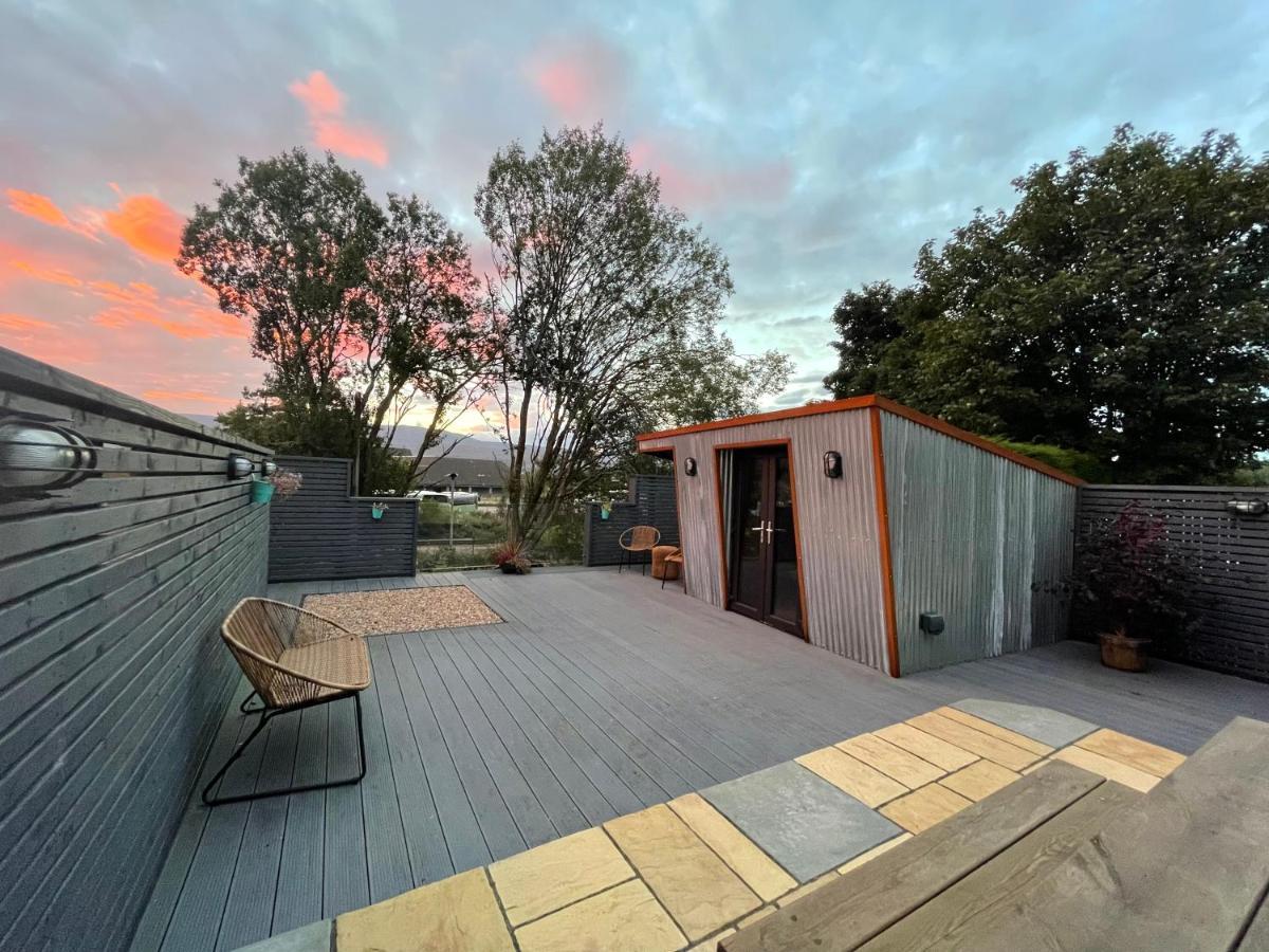 Stylish, Central Studio With Kitchen & Large Deck フォート・ウィリアム エクステリア 写真