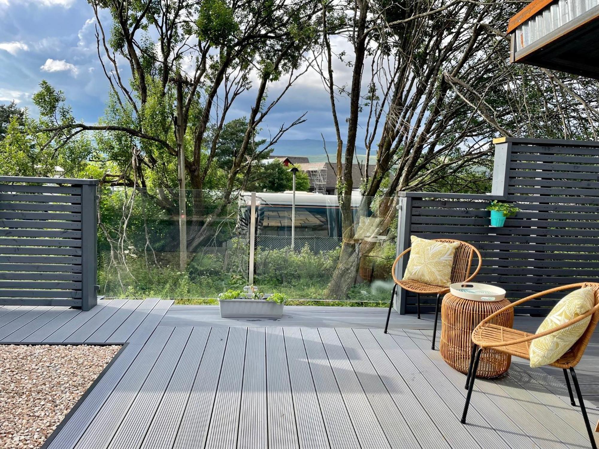 Stylish, Central Studio With Kitchen & Large Deck フォート・ウィリアム エクステリア 写真