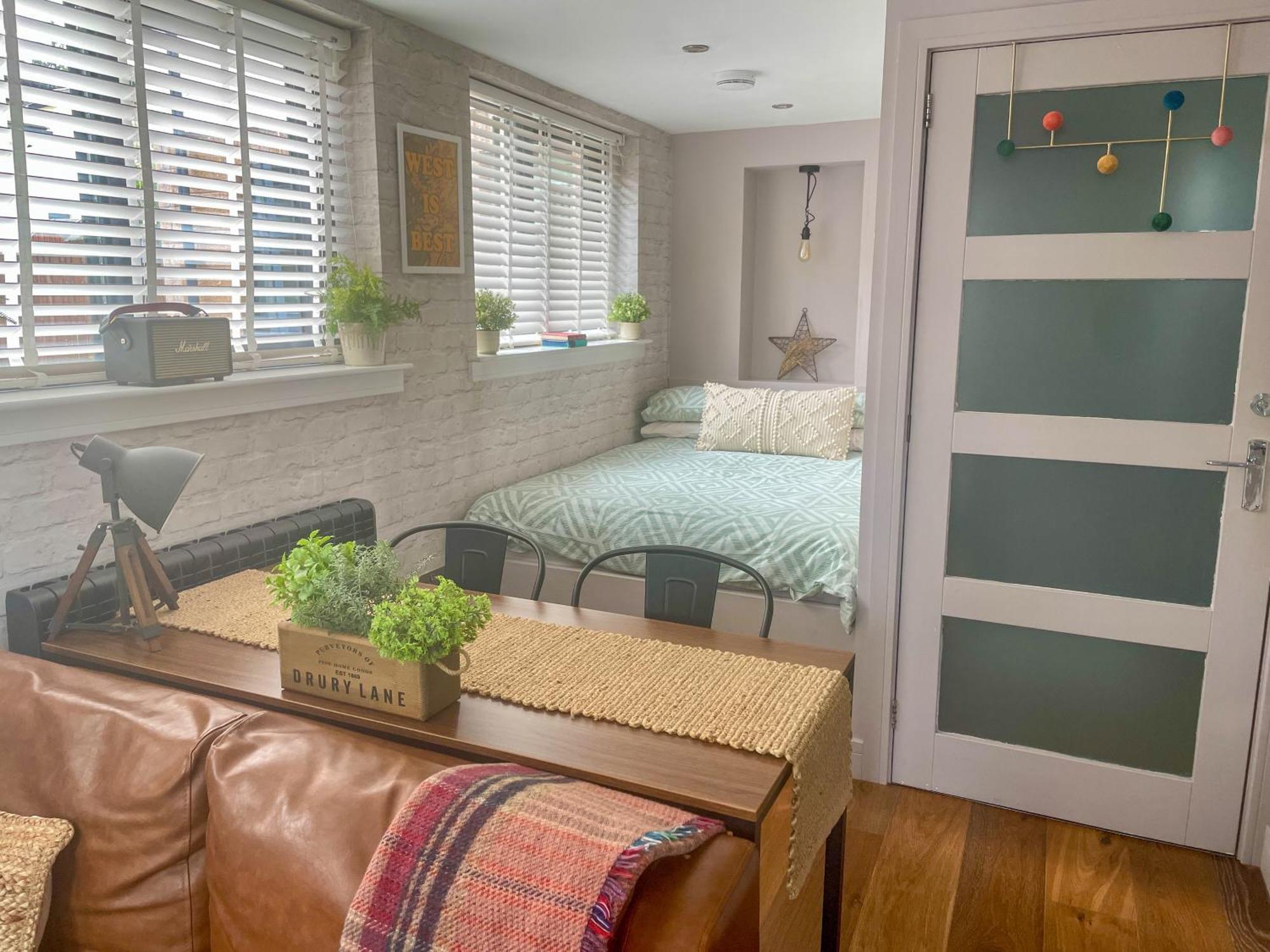 Stylish, Central Studio With Kitchen & Large Deck フォート・ウィリアム エクステリア 写真